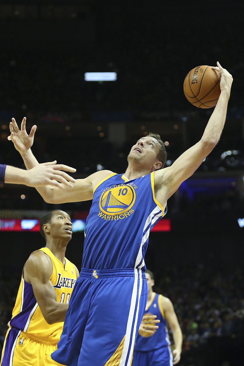 篮球明星再次在比赛中展现绝技