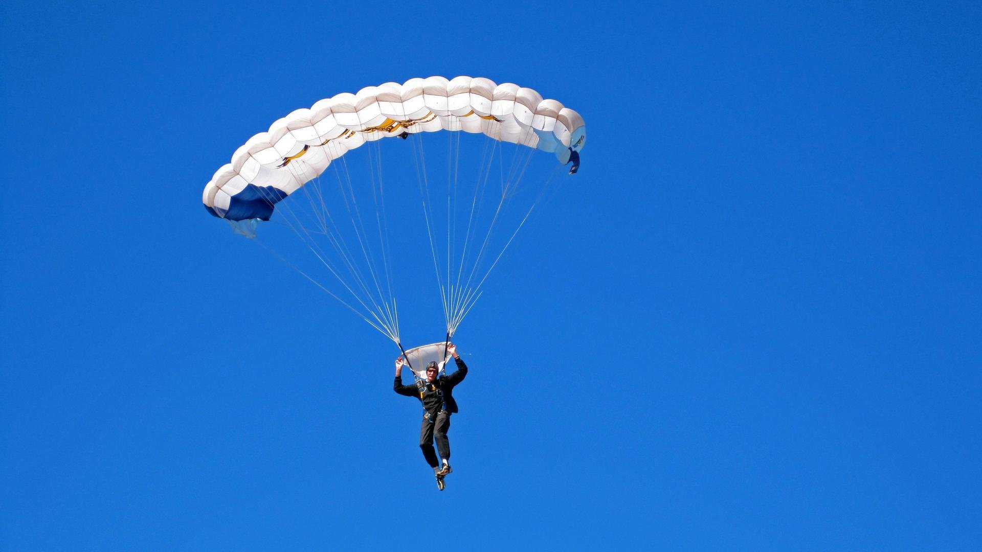 奥斯汀的逆光,当唯一不再是奇迹,而是秩序的重构